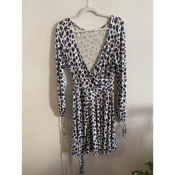 Free People Dresses & Skirts - Free People Womens Wrap Dress M White Blue‎ Flowers LS Ties Wrist Wrap Belt Knit